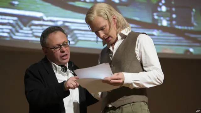 یہ فلم جولین اسانژ کی زندگی پر مبنی ہے لیکن انھوں نے اپنے آپ کو اس فلم سے دور رکھتے ہوئے اسے ’بے بنیاد جھوٹ پر مبنی نیچ کام‘ قرار دیا تھا