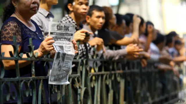 Giáo sư Tương Lai gọi những bước chân đến viếng tướng Giáp là "bước đi chậm rãi của lịch sử"