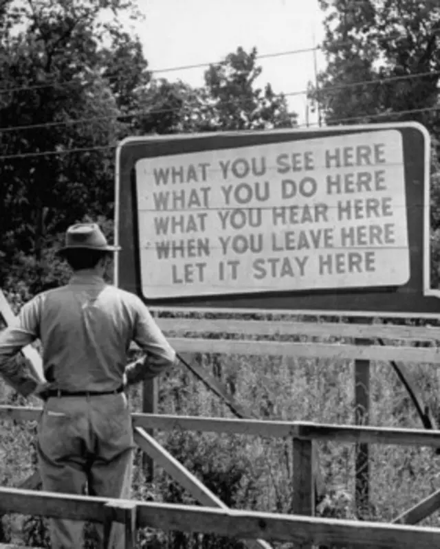 چاودنې په لمړیو ثانیو کې ۷۰۰۰۰۰ جاپانیان د لوړې انرژي او فشار له امله وچول چې په راتلونکو ورځو، میاشتو او کلونو کې ۱۰۰۰۰۰ نور جاپانیان هم د همدې چاودنې له امله مړه شول، بم په هیروشیما کې هرڅه له مینځ یوړل له برېښنا نیولې بیا تر مخابرو او هر بل سیسټم.