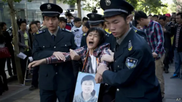 2013年9月26日北京海淀区法院前女访民被拖走