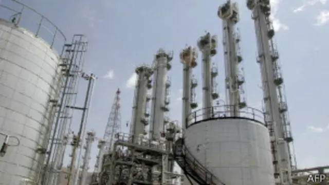 联合国核检查员进入伊朗阿拉克重水厂进行访查。