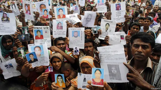 Familiares de trabajares del Rana Plaza en busca de sus seres queridos
