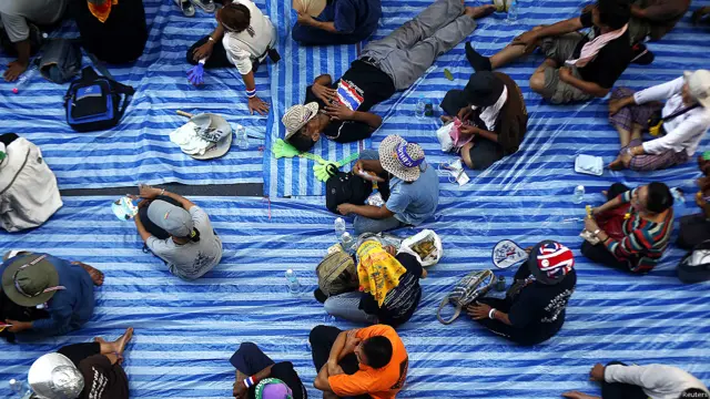 泰国反政府示威者在曼谷全国警察总部外