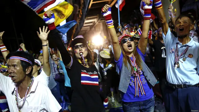 泰国反政府示威者在曼谷全国警察总部外