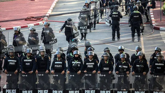 泰国防暴警察在曼谷全国警察总部内戒备