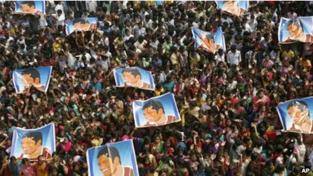 امتلأت الصحف ومحطات التليفزيون في جنوب آسيا بسيل من المديح لتيندولكار.