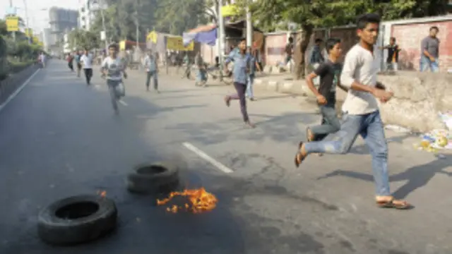 විරෝධතා ව්‍යාපාරයක නිරත බංග්ලාදේශ් ජාතික පක්‍ෂයේ ආධාර කරුවන් 