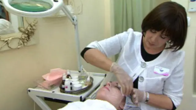 يلبي الصالون رغبة اليهوديات المتشددات في مواكبة معايير الجمال دون التخلي عن مظهرهن الديني المحتشم.