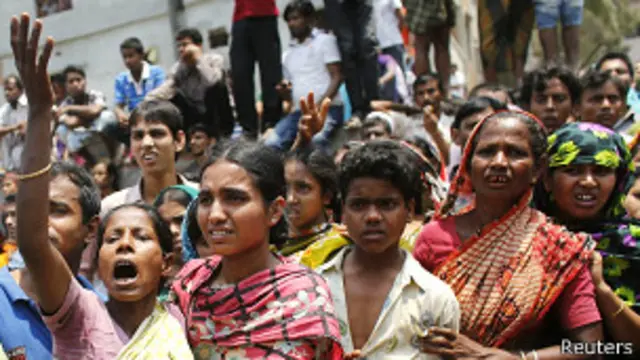 Familiares esperan noticias de sus seres queridos en el derrumbe de Bangladesh