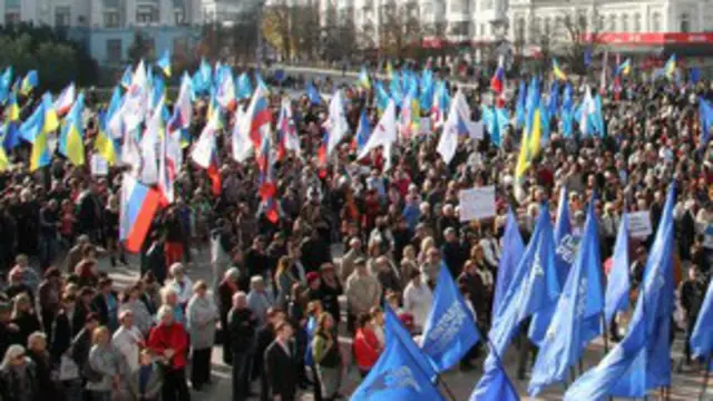 На митингах против евроинтеграции можно увидеть много российских флагов