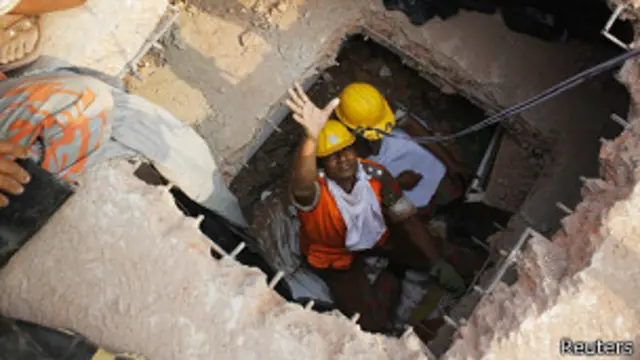 Rescate de una mujer entre los escombros del Rana Plaza