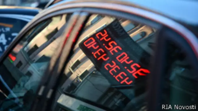 Эксперты утверждают, что слабый рубль выгоден российским властям