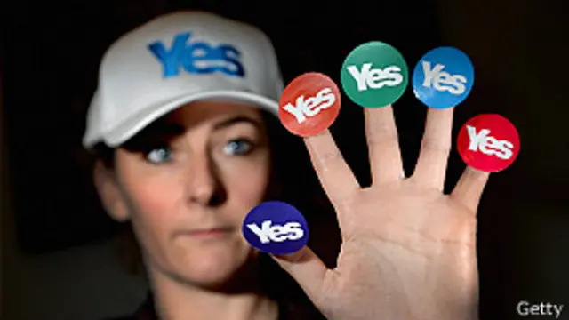 Una mujer con varios botones que dicen "Yes"