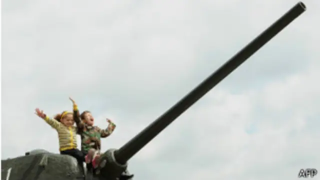 Дети на танке Т-34 в Ереване