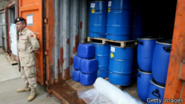 یک سربازی از محموله شیمیایی که به آلبانی منتقل شده حفاظت میکند