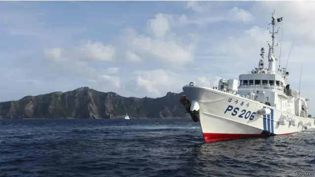 Barco japonés en las islas Senkaku/Diaoyu