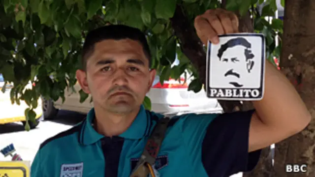 José Giraldo con una pegatina de Pablo Escobar.