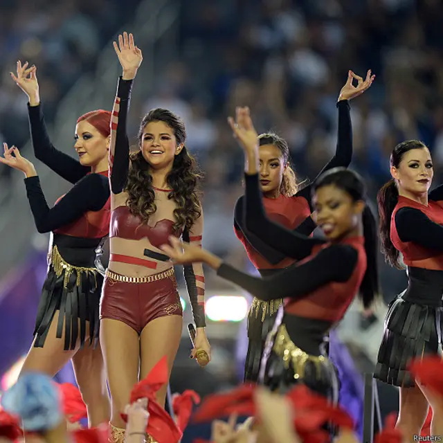 سجی بنی خواتین بھی شائقین کی توجہ کا مرکز بنی رہتی ہیں۔