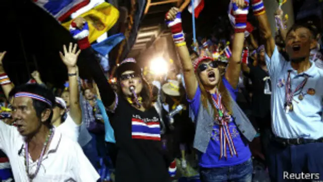 شعارات المتظاهرين طالبت الجيش التايلاندي بتحديد موقفه الأزمة السياسية في البلاد.