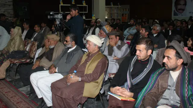 جشن کې لیکوالو شاعرانو او د ژوند بېلو اړخونو اړوند کسانو ګډون درلود.