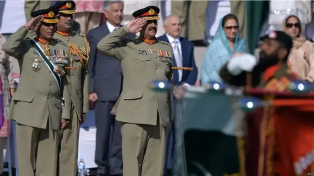 تقریب میں دونوں جرنیلوں کو پاکستانی فوج کی آزاد کشمیر رجمنٹ کے دستے نے سلامی دی۔