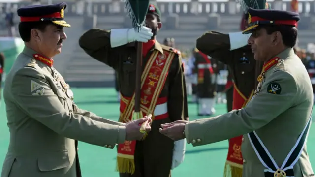 راولپنڈی کے آرمی ہاکی سیٹیڈیم میں منعقدہ تقریب میں جنرل کیانی نے کمان کی چھڑی جنرل راحیل کے حوالے کی۔