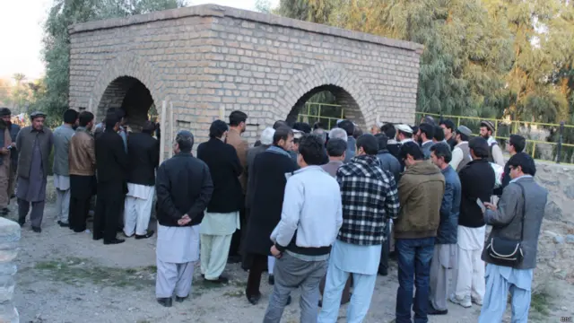 د جشن ګډونوال د وتلي لیکوال، شاعر او سیاستوال مرحوم ګل پاچا الفت مزار ته د دعا لپاره ورغلل.