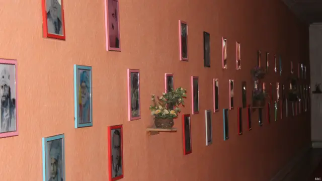 د افغانستان او پښتونخوا د وتلیو لیکوالو، شاعرانو او هنرمندانو انځورونه د جشن په تالار کې ټومبل شوي وو.