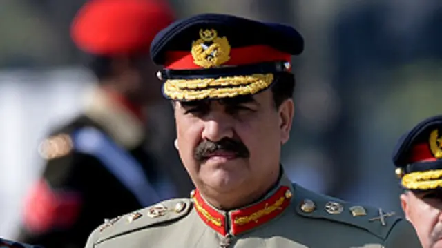 جنرال راحیل د پاکستاني پوځ پنځلسم لوی دستیز دی. نوموړی په ۱۹۵۶ کال په کوټه کی زېږدلی دی.