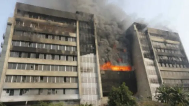 කම්හලේ දස මහල් ගොඩනැගිල්ල පුරාම ගින්න පැතිර ගොස් තිබේ