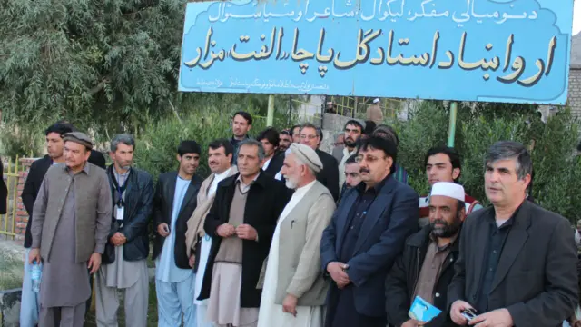 د جشن ګډونوال د مرحوم استاد ګل پاچا الفت د مزار په درشل کې.