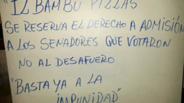 Cartel en una pizzería de Asunción