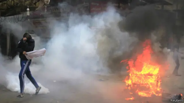 استخدمت قوات الأمن قنابل الغاز المسيل للدموع، واضرم متظاهرون النار في إطارات سيارات