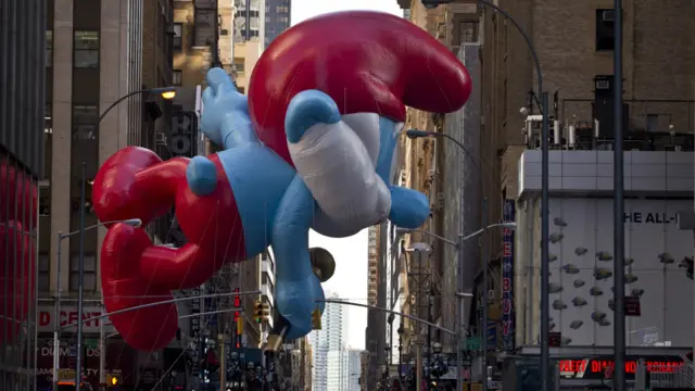 ایسا محسوس ہوتا ہے یہ کردار ہوا میں تیرتے ہوئے سڑکوں پر آ نکلے ہیں۔