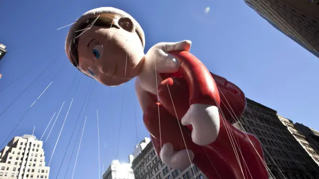 کارٹونوں کے کرداروں کی شکل کے ان غباروں کی ڈوریں پریڈ میں شامل لوگوں کے ہاتھوں میں ہوتی ہیں۔