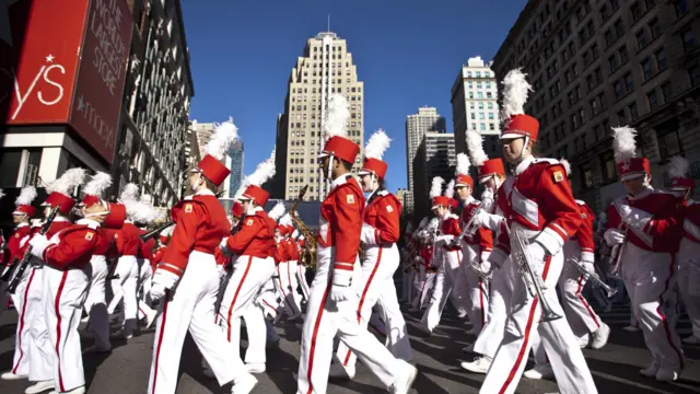 پریڈ میں شامل دستے مختلف دھنوں پر مارچ کرتے ہیں۔