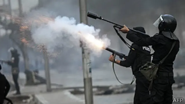 انتقادات لاستخدام الشرطة المصرية الغاز المسيل للدموع لتفريق المتظاهرين.