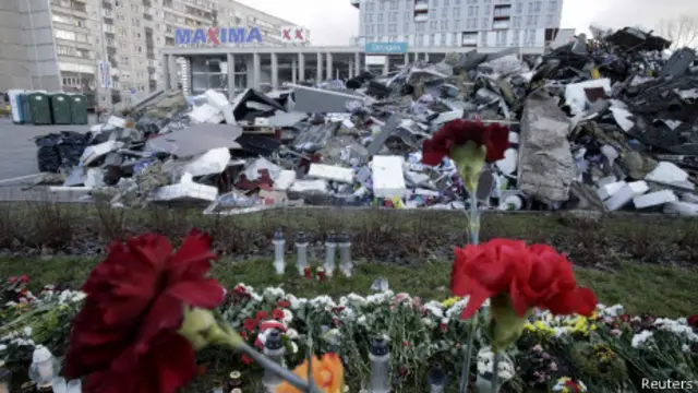 Цветы у супермаркета в Риге