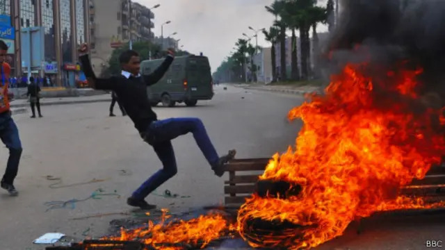 وقعت اشتباكات بين الأمن والمتظاهرين قرب قصر رئاسي