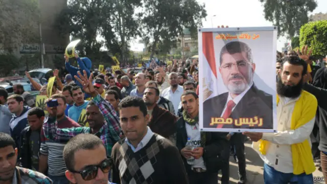 يطالب أنصار مرسي بعودته إلى سدة الحكم