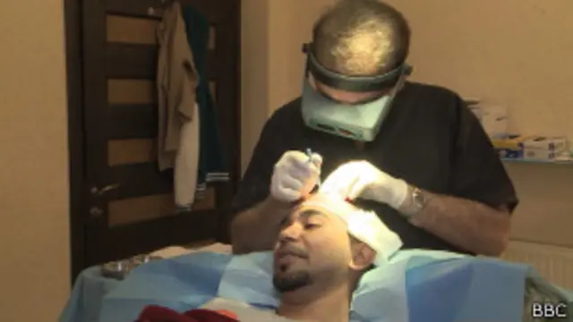 پاکستان آنے کے لیے ٹکٹ کے اخراجات کے باوجود، یہاں ملائشیا، سنگاپور اور شاید تھائی لینڈ کے مقابلے میں آپریشن کروانا زیادہ سستا ہے۔