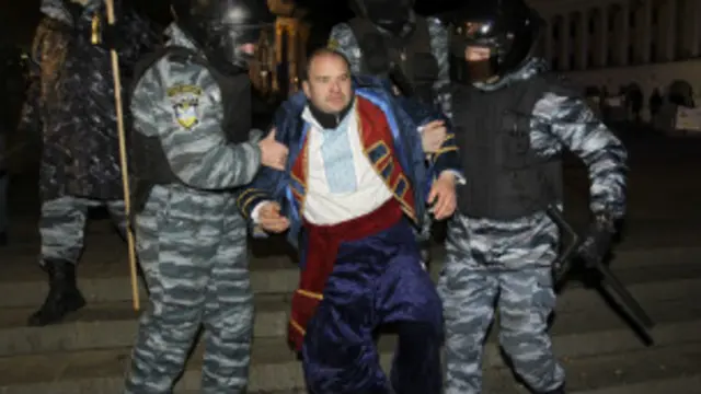 مظاہرین یوکرائن اور یورپی یونین پرچم اٹھا کر ’یوکرائن یورپ ہے‘ کا نعرہ لگا رہے تھے