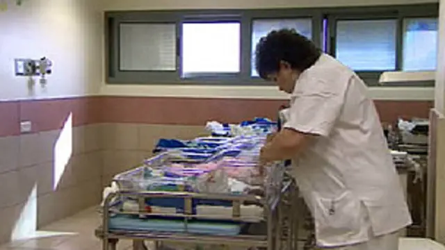 Enfermera atiende a bebés recién nacidos