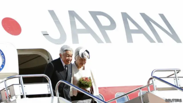 东京羽田机场上日本天皇明仁(左)和皇后美智子在进入专机机舱前向送行人员致意(30/11/2013)