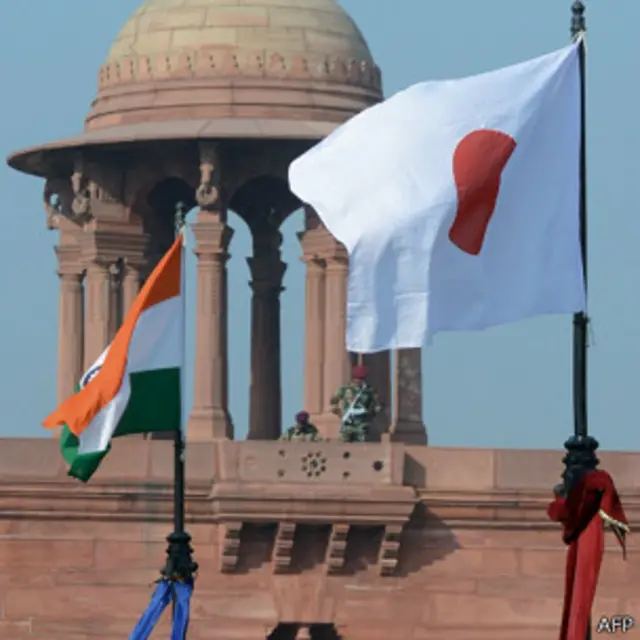新德里政府总部前印度(左)与日本国旗飘扬(30/11/2013)