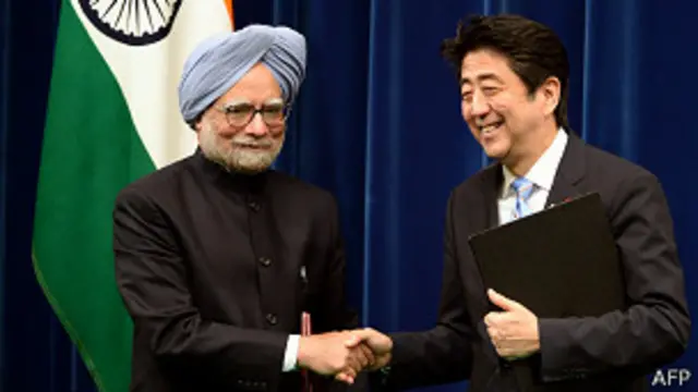 印度总理辛格与日本首相安倍晋三(左)在东京一场缔约仪式上握手(29/5/2013)