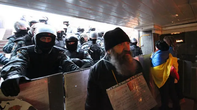 Два виходи з підземних переходів на Хрещатику перекрив "Беркут".