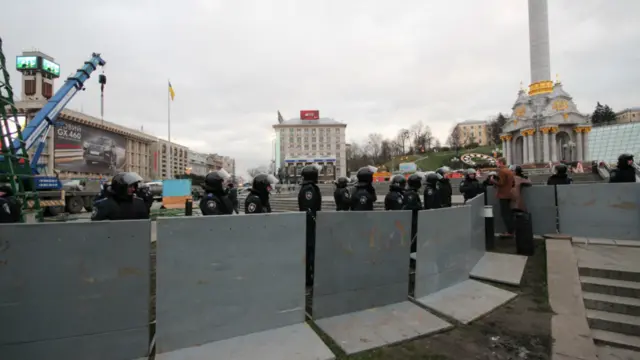 В суботу вранці міліція продовжувала охороняти порожню площу біля стели Незалежності.
