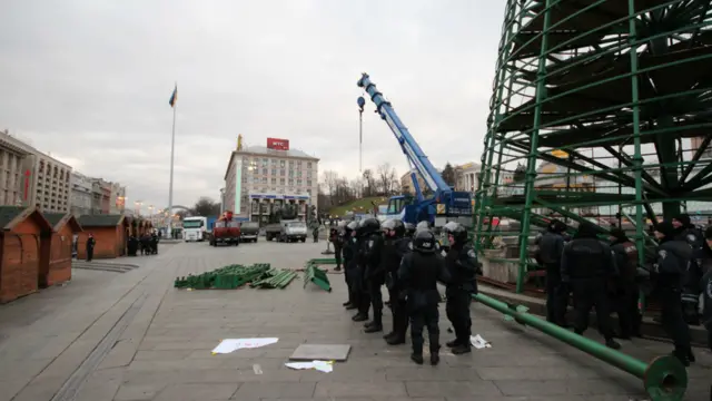 У МВС кажуть, що на майдан Незалежності завезли техніку, необхідну для підготовки до новорічних свят.