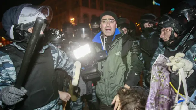 Міліція намагається завадити оператору Reuters знімати події на відеокамеру.